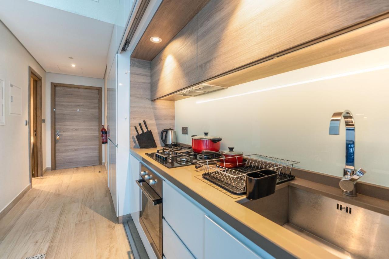Fam Living - Marina Marvel - Studio Apartment With Breathtaking Views In Studio One Tower Dubai Exteriör bild