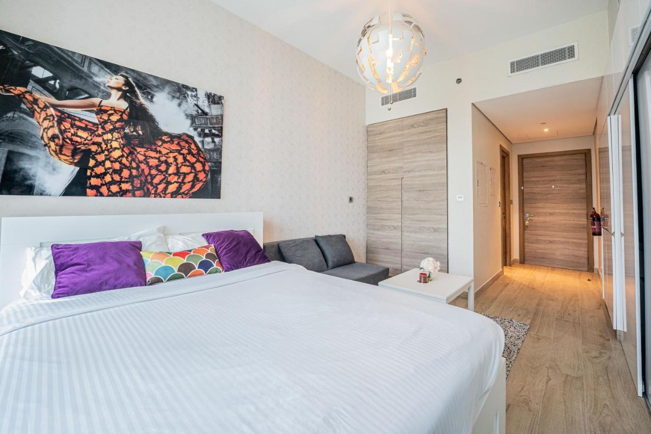 Fam Living - Marina Marvel - Studio Apartment With Breathtaking Views In Studio One Tower Dubai Exteriör bild
