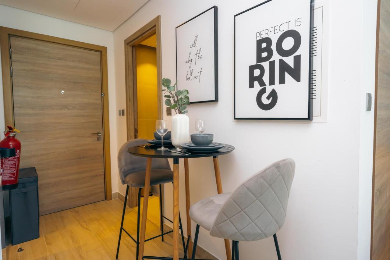 Fam Living - Marina Marvel - Studio Apartment With Breathtaking Views In Studio One Tower Dubai Exteriör bild