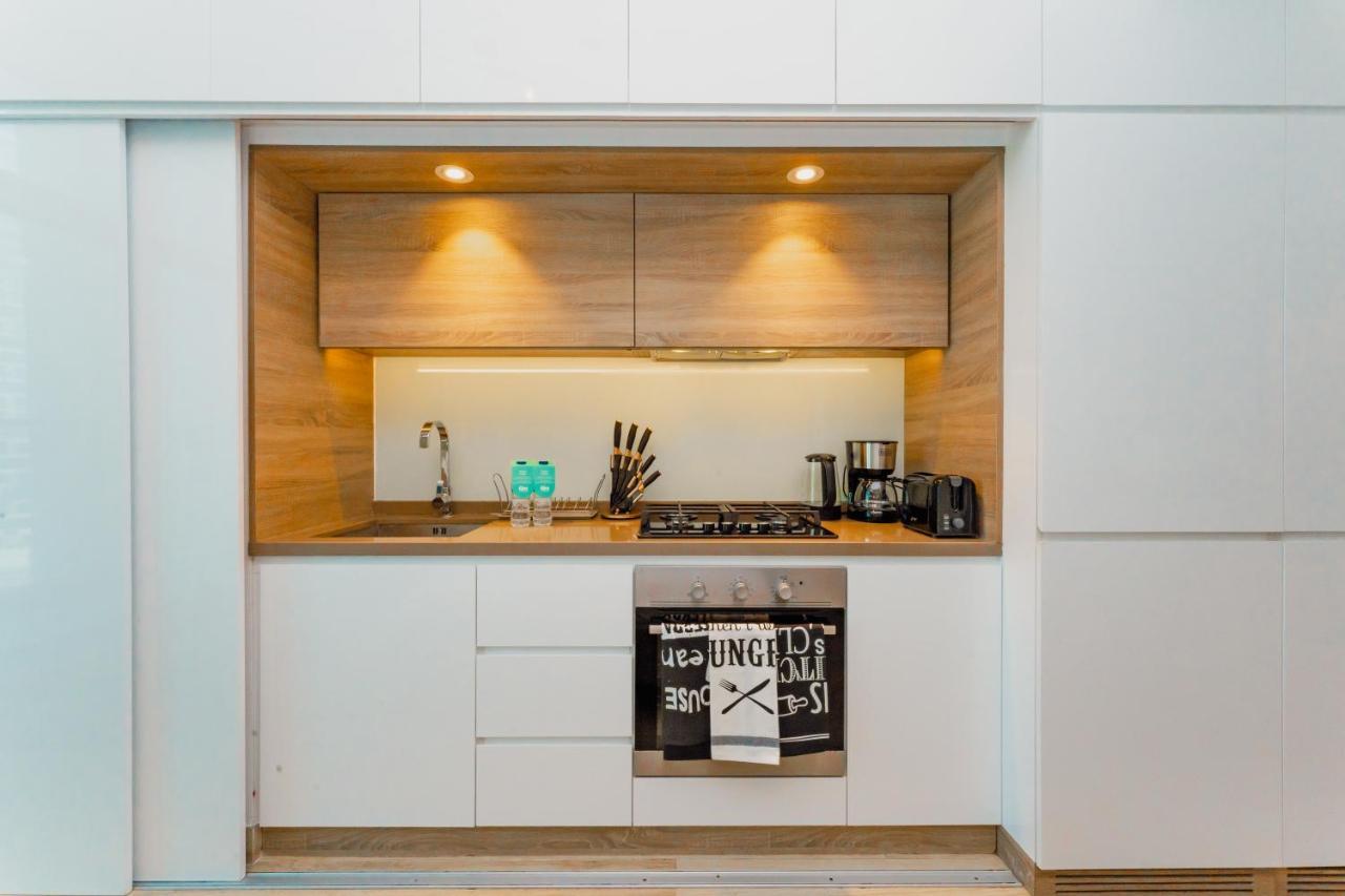 Fam Living - Marina Marvel - Studio Apartment With Breathtaking Views In Studio One Tower Dubai Exteriör bild