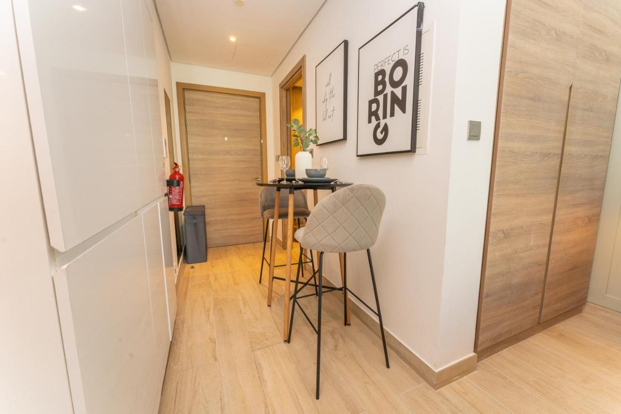 Fam Living - Marina Marvel - Studio Apartment With Breathtaking Views In Studio One Tower Dubai Exteriör bild